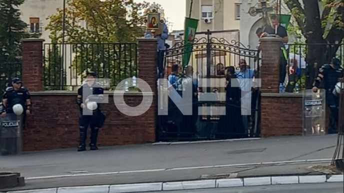 Grupa građana u dvorištu crkve
